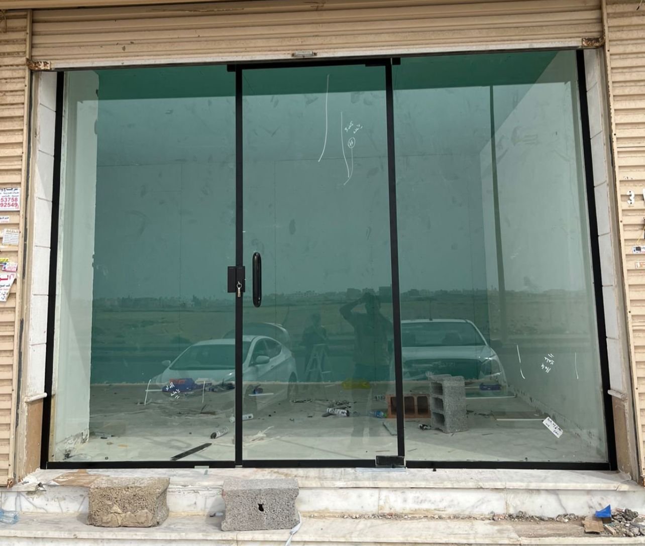 تجهيز وتركيب أبواب زجاج سيكوريت للمحلات والمكاتب في الرياض - صورة 3