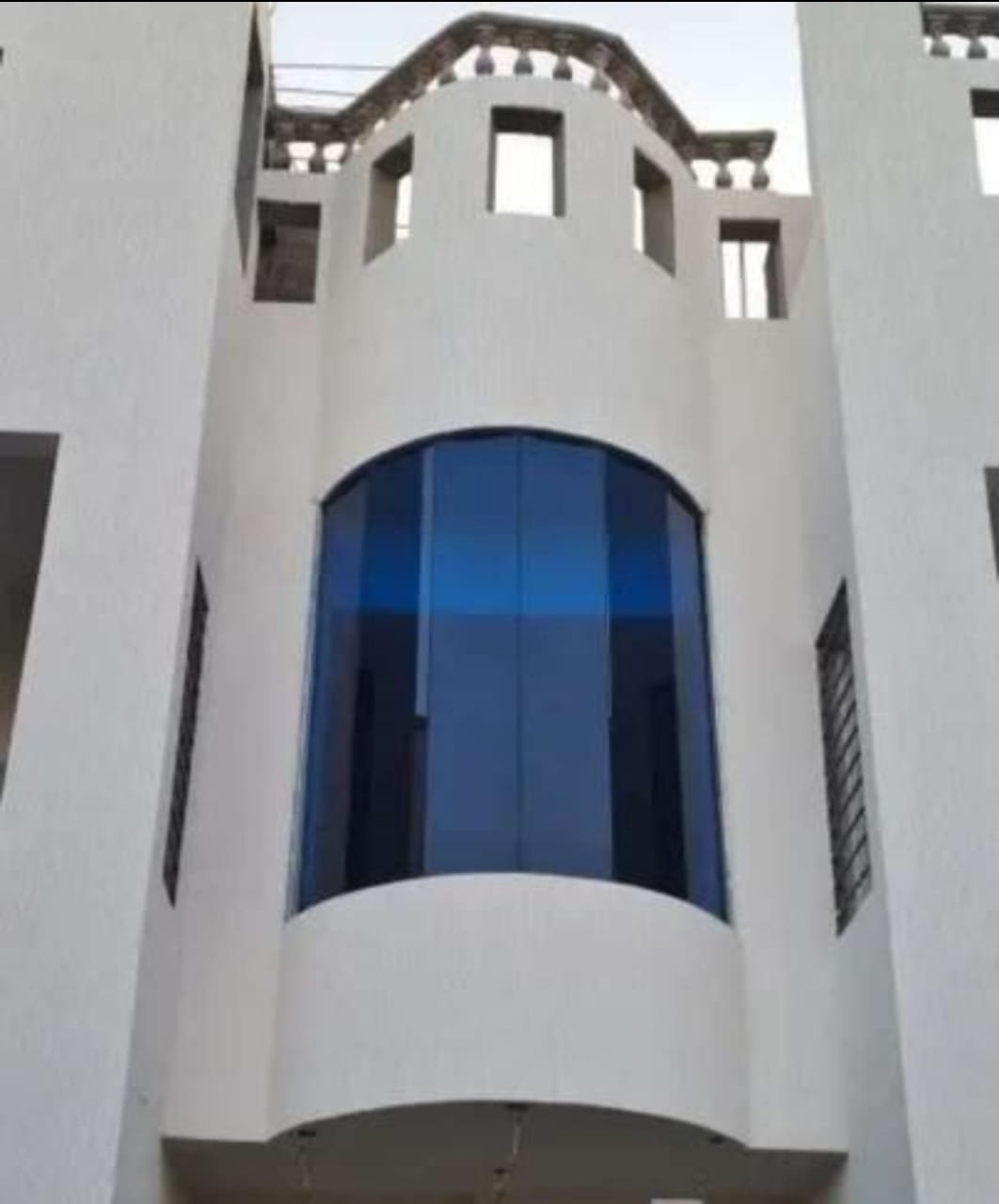 تركيب حواجز زجاج سيكوريت للبلكونات والأسطح في الرياض - صورة 5