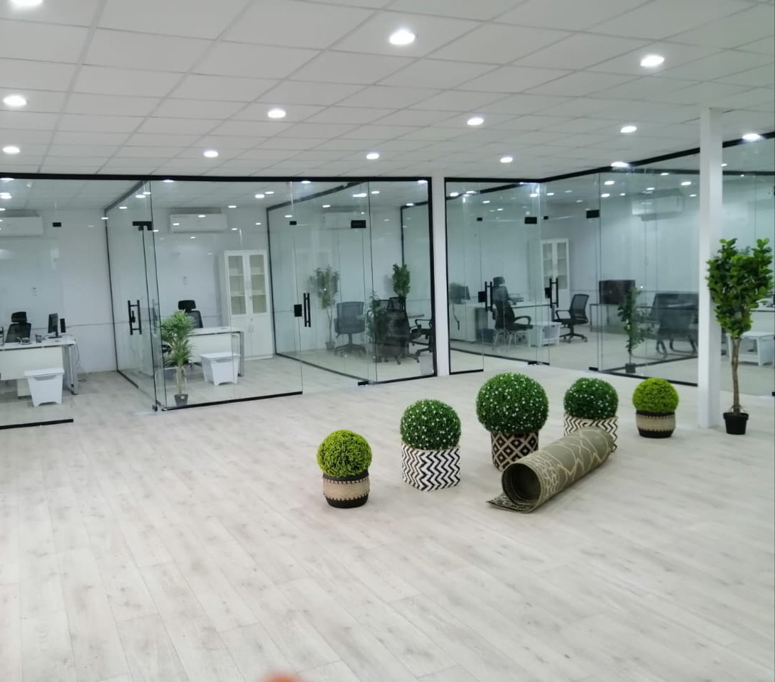 تنفيذ قواطع مكاتب وبارتيشن زجاج سيكوريت في الرياض